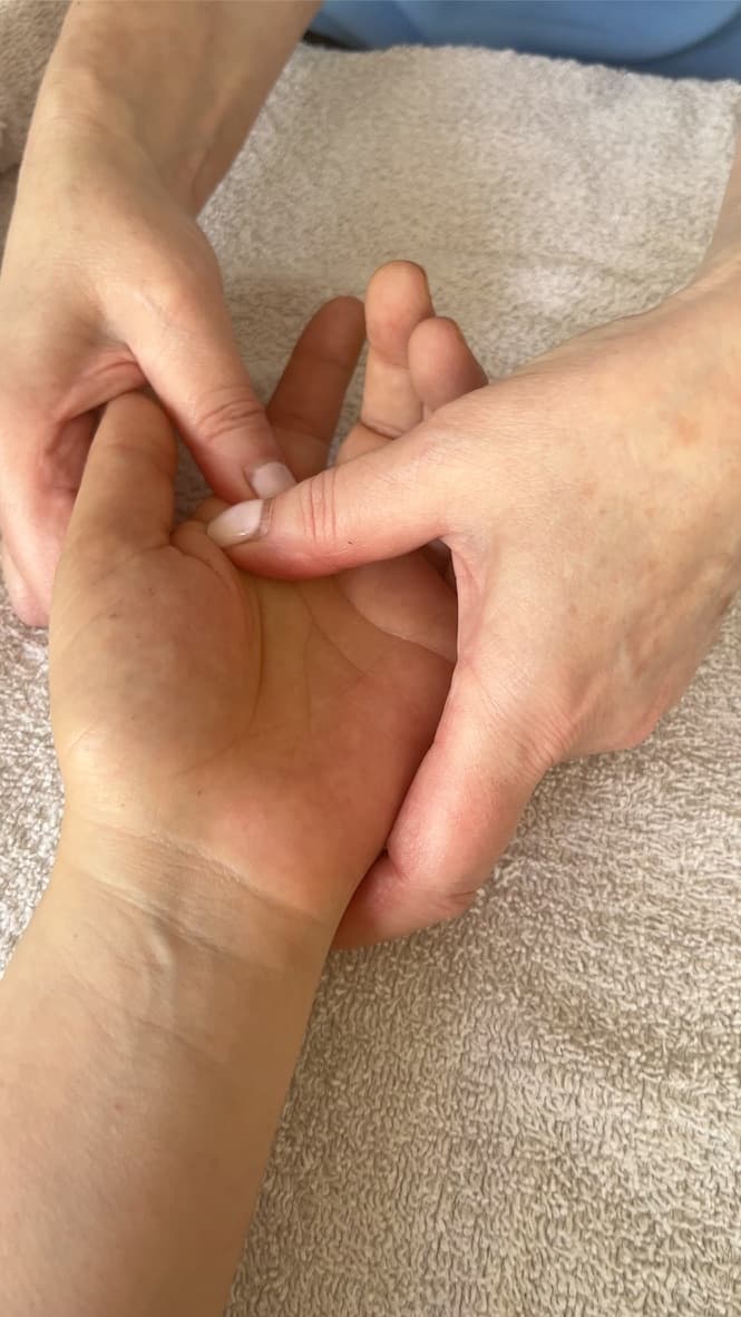 Massage AromaTouch des mains pendant l'atelier de Sonia Sanchez